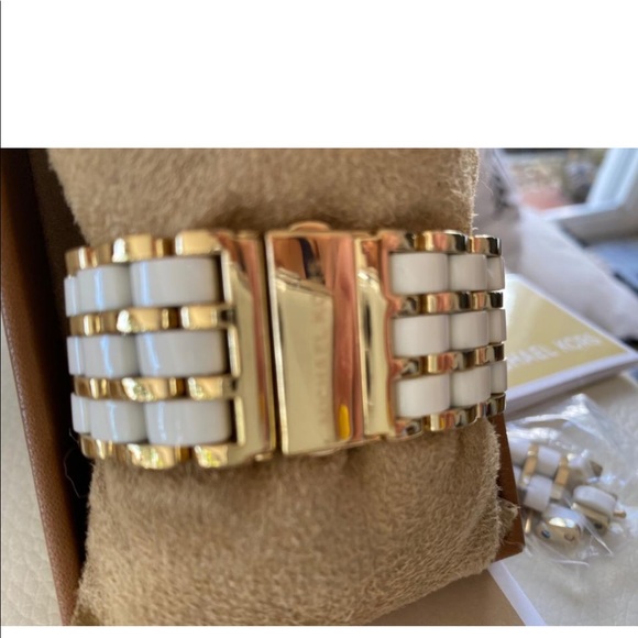 Michael Kors Watch Square Dial White and Gold - Picture 4 of 12